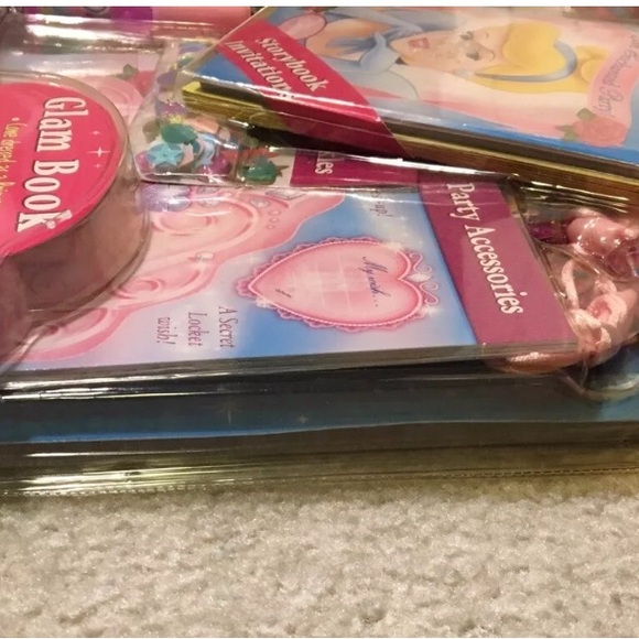 Disney Princess Enchanted Party Set 8 Invitations Lockets Poster Glitter Books - Picture 10 of 11